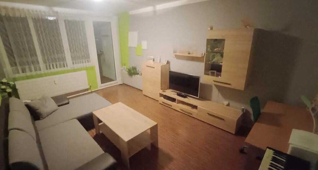 Fotografie nemovitosti focená na telefon, špatné světlo